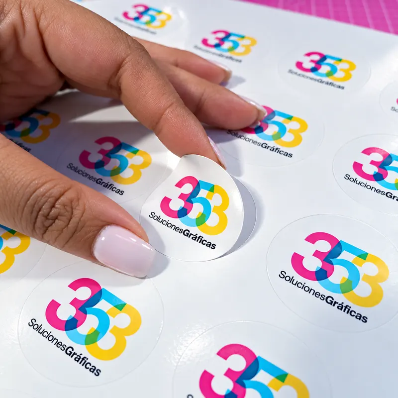 Una etiqueta de 353 Print despegándose de una planilla con semicorte