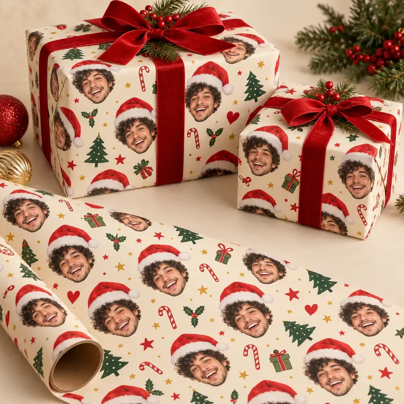 Ejemplo ilustrativo de regalos envueltos con un patrón divertido de caras grandes con gorro de Santa